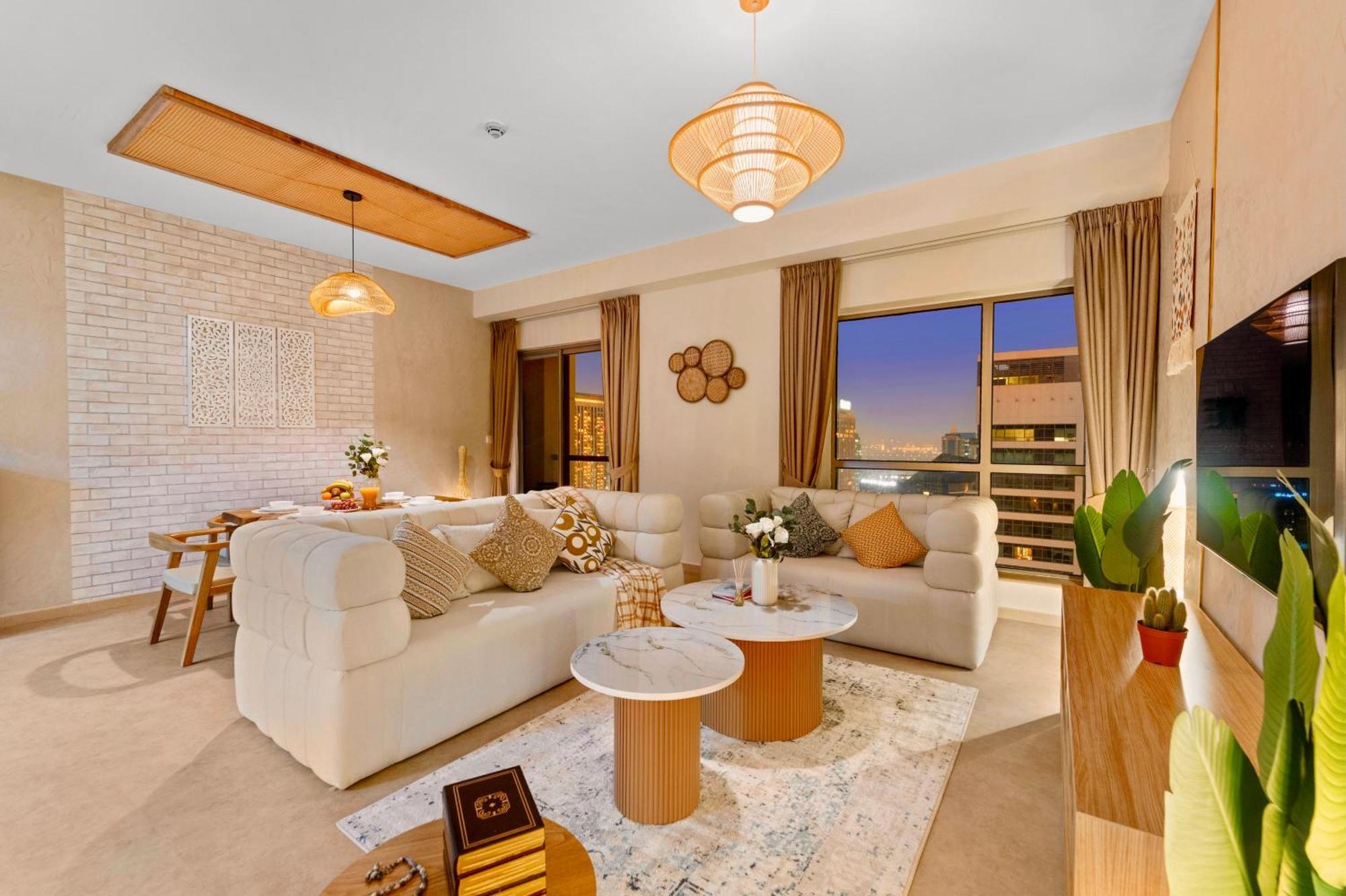Aesthetic , Sleeps 6, Pool, Gym & Waterfront Views Holiday home